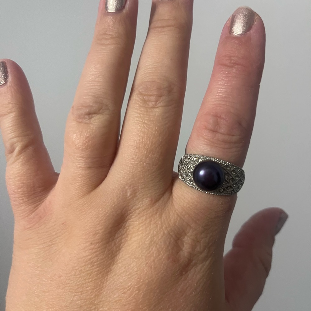 Elegant Silver and Black Pearl Ring